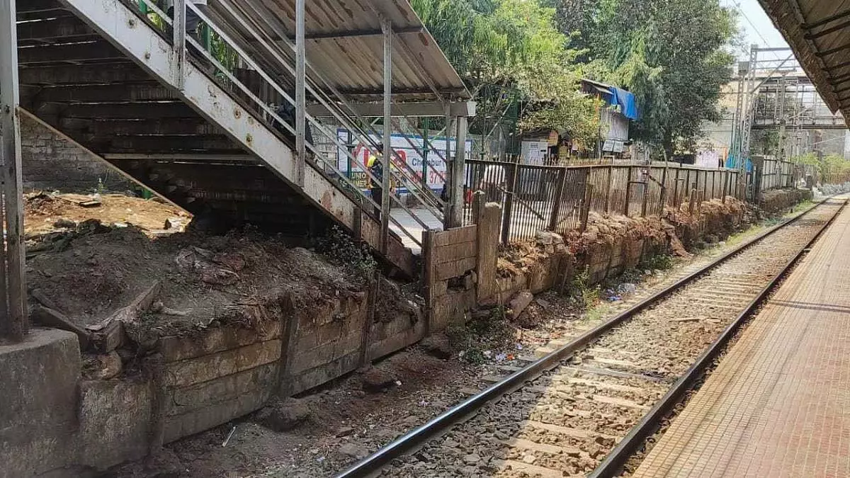 Pune : दोस्त को आत्महत्या से बचाते समय ट्रेन की चपेट में आकर मर गया साथी गिरफ्तार Pune : दोस्त को आत्महत्या से बचाते समय ट्रेन की चपेट में आकर मर गया साथी गिरफ्तार
