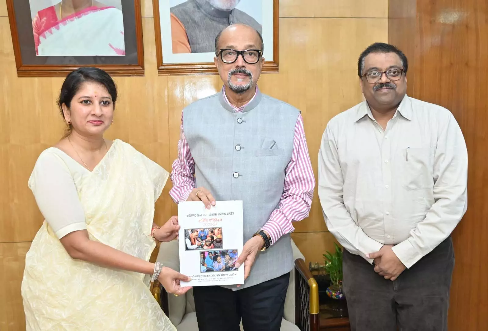 राज्यपाल डेका से डॉ. वर्णिका शर्मा ने की मुलाकात राज्यपाल डेका से डॉ. वर्णिका शर्मा ने की मुलाकात
