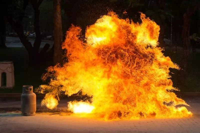 LPG सिलेंडर विस्फोट में व्यक्ति की मौत, बेटा घायल LPG सिलेंडर विस्फोट में व्यक्ति की मौत, बेटा घायल