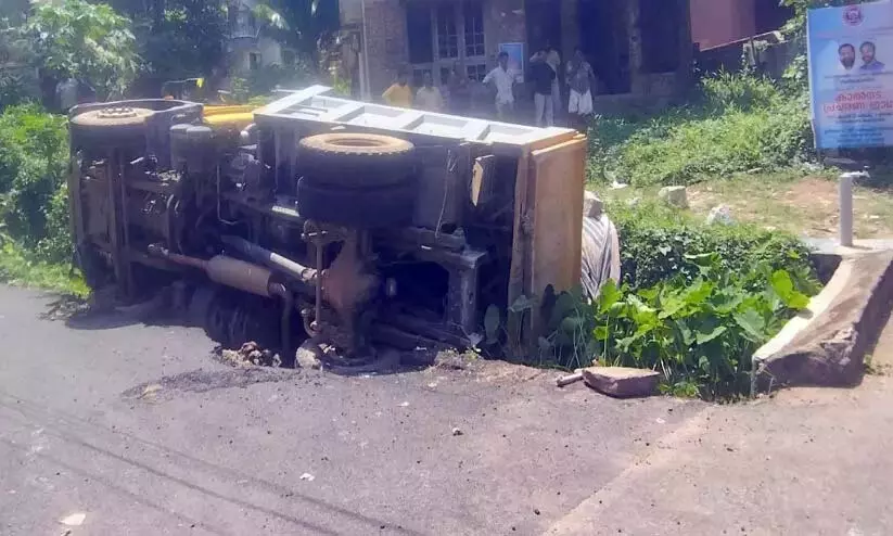 काले पत्थर ले जा रहा एक टिपर ट्रक खड्ड में पलट गया काले पत्थर ले जा रहा एक टिपर ट्रक खड्ड में पलट गया