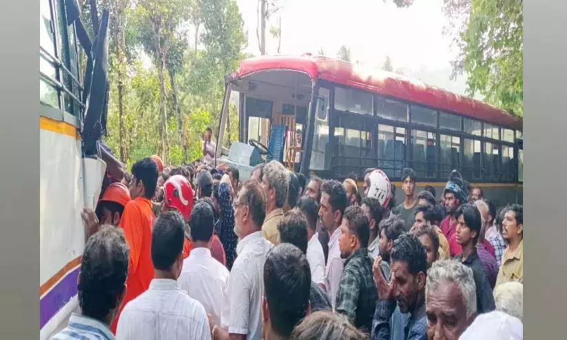 कर्नाटक परिवहन और पर्यटक बसों की टक्कर में 47 लोग घायल कर्नाटक परिवहन और पर्यटक बसों की टक्कर में 47 लोग घायल