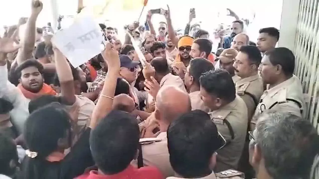 सिविल लाइन थाने में हंगामा, हिंदूवादी नेता के खिलाफ हुई कार्रवाई का विरोध सिविल लाइन थाने में हंगामा, हिंदूवादी नेता के खिलाफ हुई कार्रवाई का विरोध