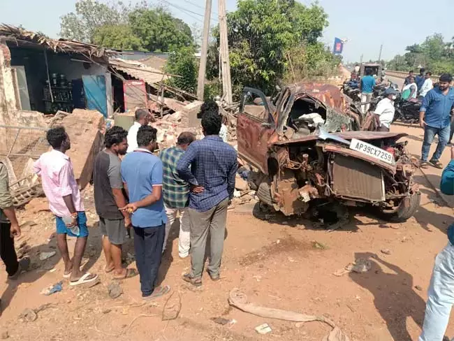 Andhra : कार घर से टकराई, पांच मेडिकल छात्रों समेत छह लोगों की मौत Andhra : कार घर से टकराई, पांच मेडिकल छात्रों समेत छह लोगों की मौत