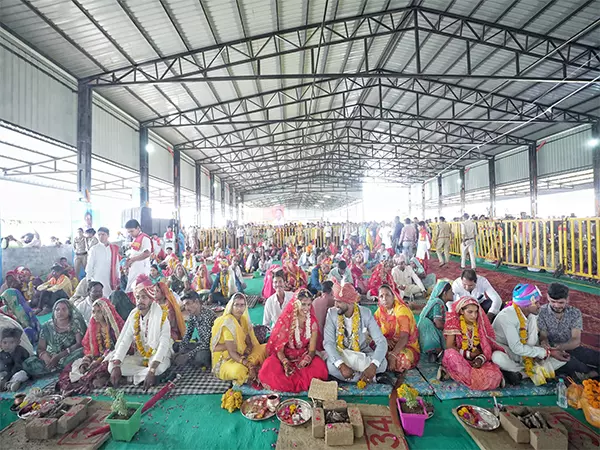 मध्य प्रदेश के CM मोहन यादव ने उज्जैन में सामूहिक विवाह समारोह में भाग लिया, नवदंपत्तियों को आशीर्वाद दिया मध्य प्रदेश के CM मोहन यादव ने उज्जैन में सामूहिक विवाह समारोह में भाग लिया, नवदंपत्तियों को आशीर्वाद दिया