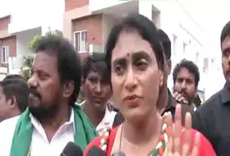 आंध्र प्रदेश कांग्रेस प्रमुख वाईएस शर्मिला ने नजरबंदी का किया दावा, चंद्रबाबू नायडू सरकार पर निशाना साधा आंध्र प्रदेश कांग्रेस प्रमुख वाईएस शर्मिला ने नजरबंदी का किया दावा, चंद्रबाबू नायडू सरकार पर निशाना साधा