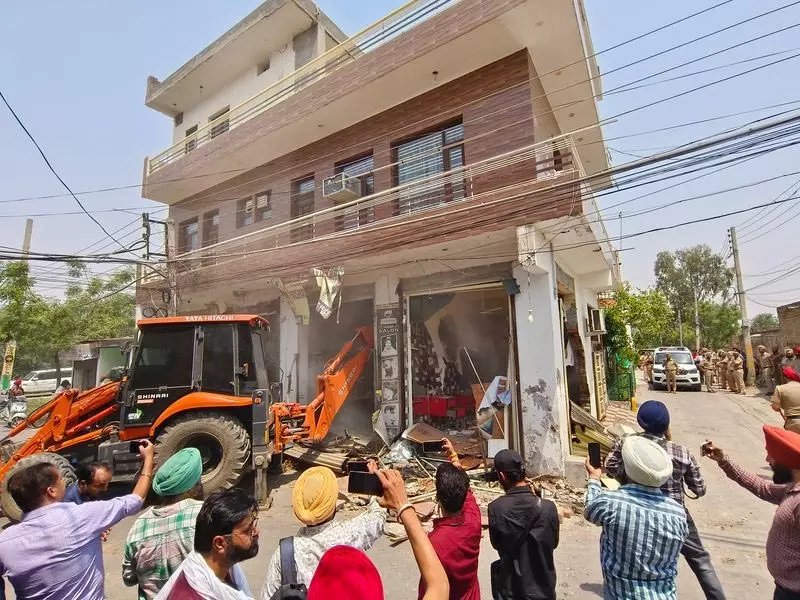 Chandigarh: ड्रग तस्कर की संपत्तियां नष्ट की गईं Chandigarh: ड्रग तस्कर की संपत्तियां नष्ट की गईं