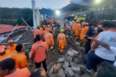 सिम्हाचलम : दीवार गिरने से सात श्रद्धालुओं की मौत सिम्हाचलम : दीवार गिरने से सात श्रद्धालुओं की मौत