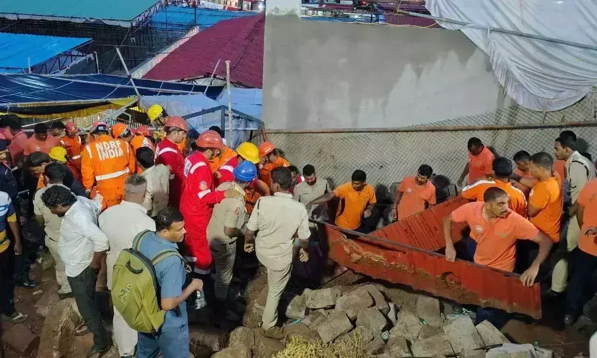 Andhra: सिम्हाचलम में कतार में खड़े होने के दौरान दीवार गिरने से आठ लोगों की मौत Andhra: सिम्हाचलम में कतार में खड़े होने के दौरान दीवार गिरने से आठ लोगों की मौत