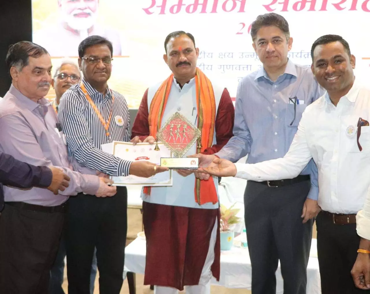 स्वास्थ्य मंत्री ने राज्य के उत्कृष्ट स्वास्थ्य कर्मियों को किया सम्मानित स्वास्थ्य मंत्री ने राज्य के उत्कृष्ट स्वास्थ्य कर्मियों को किया सम्मानित