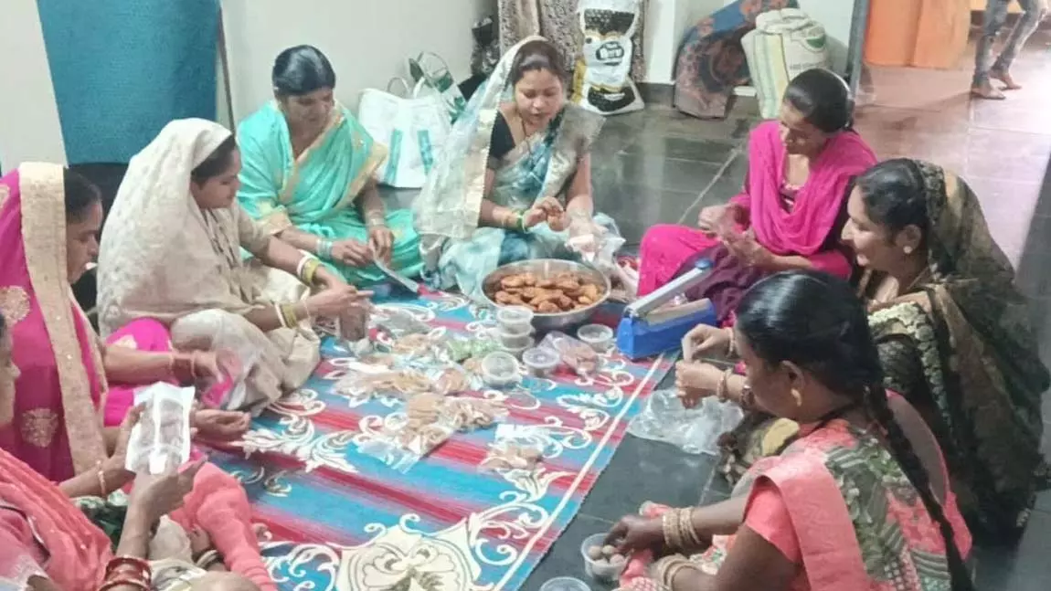 मिलेट्स से स्वादिष्ट व्यंजन बना रही महिला समूह, बढ़ रही मांग और सफलता मिलेट्स से स्वादिष्ट व्यंजन बना रही महिला समूह, बढ़ रही मांग और सफलता