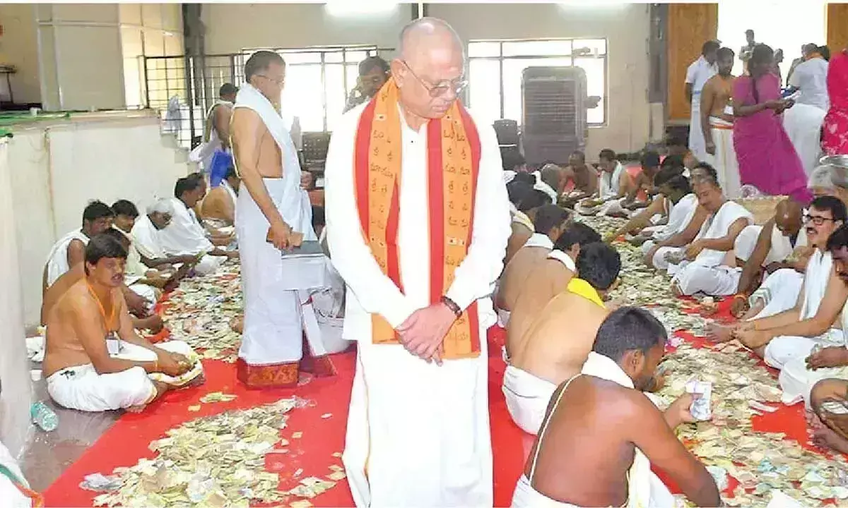 Andhra: श्रद्धालुओं ने श्रीशैलम मंदिर को 3.61 करोड़ रुपये से अधिक का दान दिया Andhra: श्रद्धालुओं ने श्रीशैलम मंदिर को 3.61 करोड़ रुपये से अधिक का दान दिया