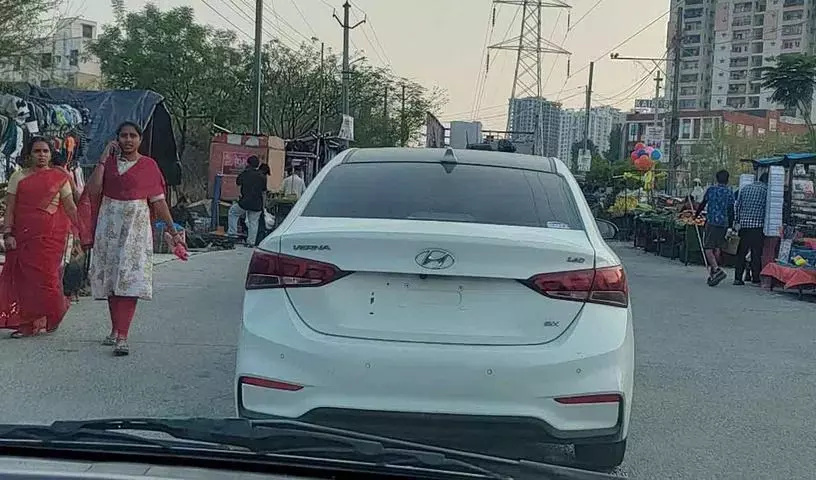 Hyderabad की सड़कों पर टिंटेड विंडो और बिना नंबर प्लेट वाली कारें आम बात हो गई Hyderabad की सड़कों पर टिंटेड विंडो और बिना नंबर प्लेट वाली कारें आम बात हो गई