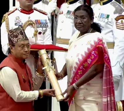 भारत के राष्ट्रपति ने Sikkimके नरेन गुरुंग को पद्मश्री से सम्मानित किया भारत के राष्ट्रपति ने Sikkimके नरेन गुरुंग को पद्मश्री से सम्मानित किया