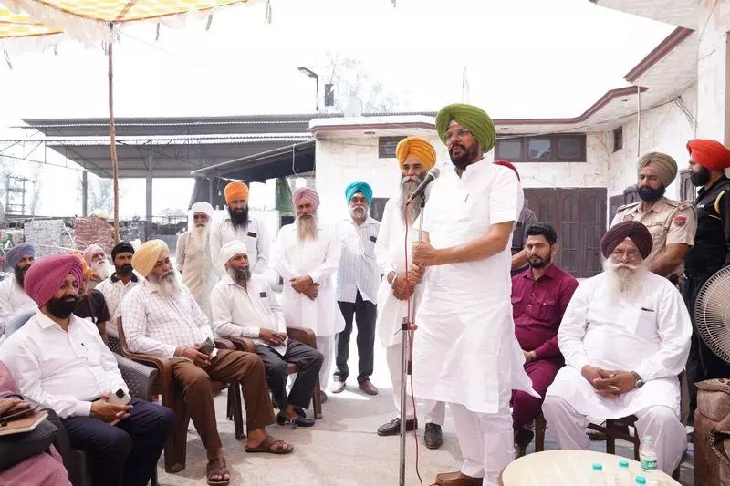 मंत्री Dhaliwal ने सीमावर्ती गांवों का दौरा कर निवासियों का मनोबल बढ़ाया मंत्री Dhaliwal ने सीमावर्ती गांवों का दौरा कर निवासियों का मनोबल बढ़ाया