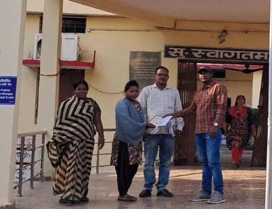 सुशासन तिहार में मुस्कान बेगम और हेमलता सिदार को दिया गया राशन कार्ड सुशासन तिहार में मुस्कान बेगम और हेमलता सिदार को दिया गया राशन कार्ड