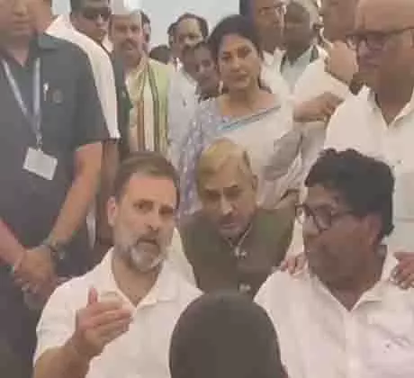 आतंकवादियों के खिलाफ सख्त कार्रवाई होनी चाहिए: पहलगाम हमले के पीड़ित परिवार से मिले राहुल गांधी आतंकवादियों के खिलाफ सख्त कार्रवाई होनी चाहिए: पहलगाम हमले के पीड़ित परिवार से मिले राहुल गांधी