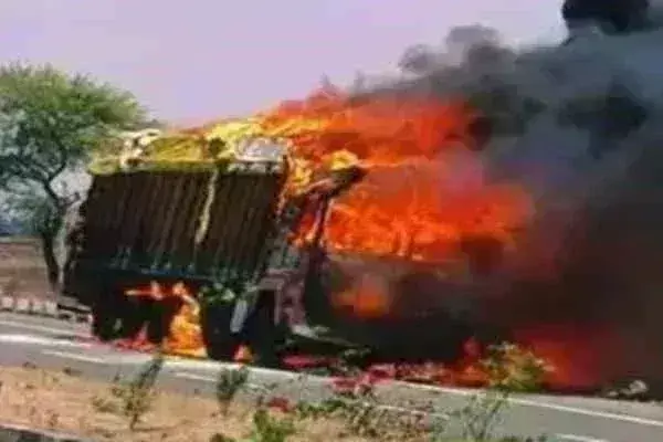 Koderma: चलते हाइवा में लगी आग, कोई हताहत नहीं Koderma: चलते हाइवा में लगी आग, कोई हताहत नहीं