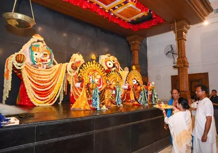 भगवान जगन्नाथ की मूर्ति की तस्वीर और दीघा मंदिर का प्रसाद हर घर में भेजें: CM बनर्जी भगवान जगन्नाथ की मूर्ति की तस्वीर और दीघा मंदिर का प्रसाद हर घर में भेजें: CM बनर्जी