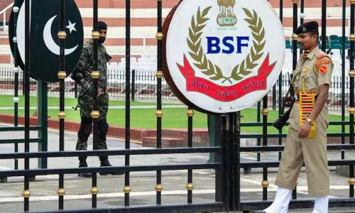 महिलाओं समेत दो दर्जन से अधिक पाकिस्तानी नागरिकों को Jammu से अटारी भेजा गया