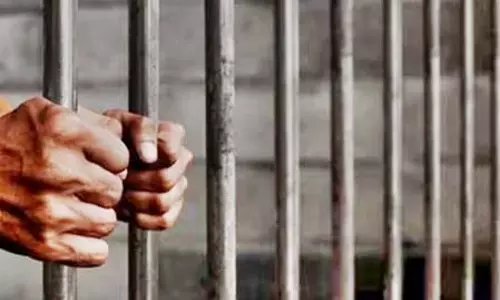 गुरुग्राम : रिश्वत लेने पर हरियाणा के सरकारी कर्मचारी को चार साल की जेल गुरुग्राम : रिश्वत लेने पर हरियाणा के सरकारी कर्मचारी को चार साल की जेल