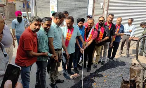 Randhawa ने नानक नगर में बिजली बिछाने का काम शुरू किया Randhawa ने नानक नगर में बिजली बिछाने का काम शुरू किया