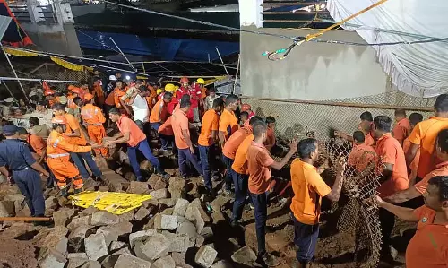 चंदनोत्सव के दौरान Simhachalam मंदिर में दीवार गिरने से सात श्रद्धालुओं की मौत चंदनोत्सव के दौरान Simhachalam मंदिर में दीवार गिरने से सात श्रद्धालुओं की मौत