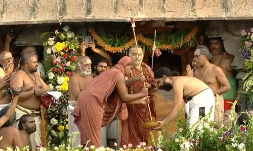कांचीपुरम स्थित शंकर मठ के 71वें सबसे| युवा प्रमुख ने कार्यभार संभाला कांचीपुरम स्थित शंकर मठ के 71वें सबसे| युवा प्रमुख ने कार्यभार संभाला