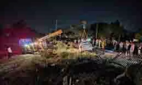 Up News: रेलवे क्रॉसिंग तोड़कर ट्रैक पर चढ़ी कार,टला बड़ा हादसा