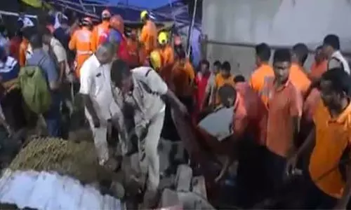 Andhra : मंदिर उत्सव के दौरान दीवार गिरने से 7 लोगों की मौत, कई गंभीर रूप से घायल Andhra : मंदिर उत्सव के दौरान दीवार गिरने से 7 लोगों की मौत, कई गंभीर रूप से घायल