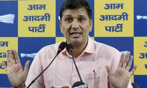 Delhi की महिलाओं को 2,500 रुपये मासिक देने के वादे से पीछे हट रही भाजपा: आप नेता