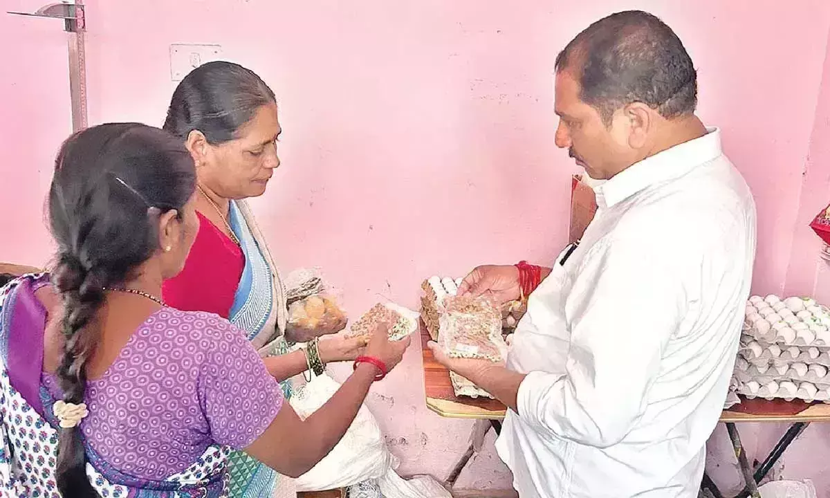 Andhra: विधायक ने आंगनबाड़ी केंद्रों पर एक्सपायरी डेट के खाद्यान्न आपूर्ति की निंदा की