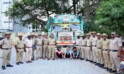 Chikkaballapura: पुलिस ने 3 करोड़ रुपये के मोबाइल चोरी मामले में सात लोगों को किया गिरफ्तार