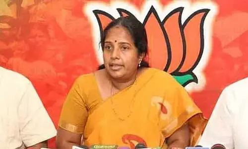BJP MLA वनथी श्रीनिवासन विवाह समारोह में शामिल हुई BJP MLA वनथी श्रीनिवासन विवाह समारोह में शामिल हुई