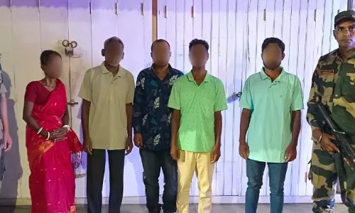Tripura: BSF ने तेलियामुरा रेलवे स्टेशन पर 3 बांग्लादेशी नागरिकों और 2 भारतीय दलालों को पकड़ा Tripura: BSF ने तेलियामुरा रेलवे स्टेशन पर 3 बांग्लादेशी नागरिकों और 2 भारतीय दलालों को पकड़ा
