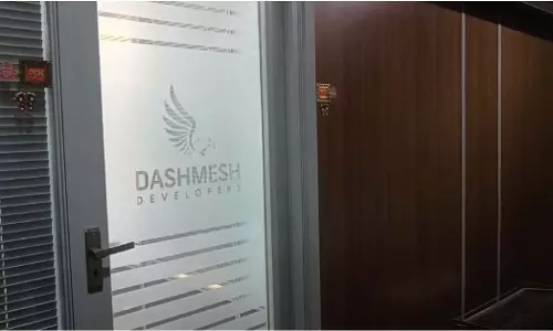 EOW ने तेलीबांधा स्थित दशमेश बिल्डर्स यहां मारी रेड
