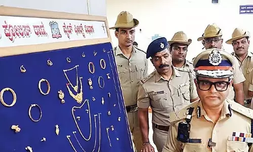 बंद घरों को निशाना बनाया - पुरुषों के वेश में चोरों ने; ऑटोरिक्शा चालक सहित दो महिलाएं गिरफ्तार बंद घरों को निशाना बनाया - पुरुषों के वेश में चोरों ने; ऑटोरिक्शा चालक सहित दो महिलाएं गिरफ्तार
