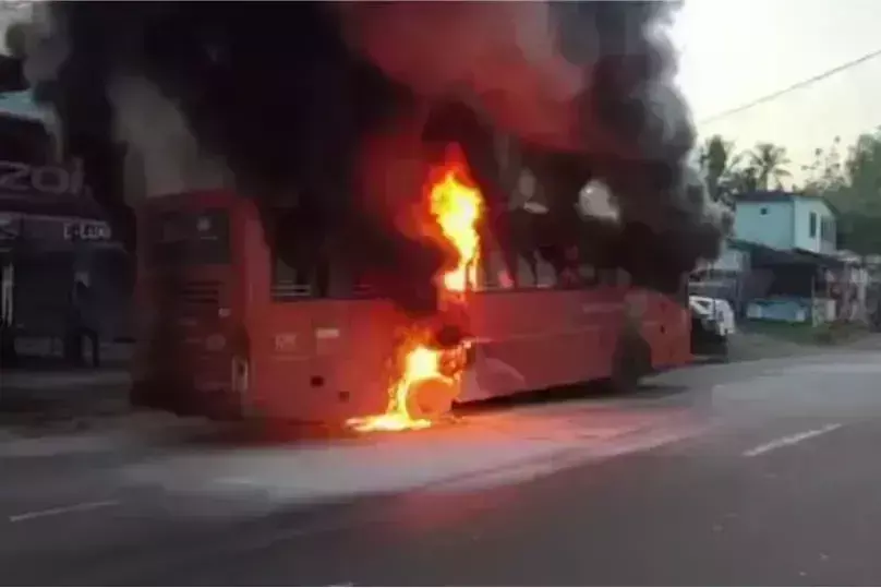 Thiruvananthapuram में केएसआरटीसी स्विफ्ट बस में आग लग गई Thiruvananthapuram में केएसआरटीसी स्विफ्ट बस में आग लग गई