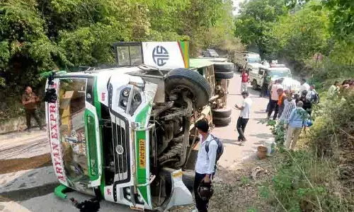 Mandi में निजी बस पलटी, महिला घायल