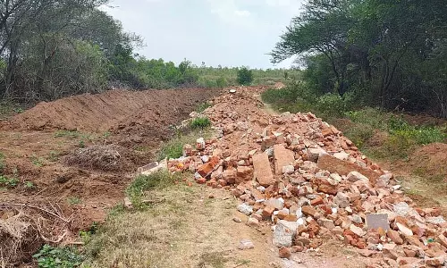 राजाकालुवे, झील में सड़क: अधिकारी आंखें मूंदे बैठे राजाकालुवे, झील में सड़क: अधिकारी आंखें मूंदे बैठे