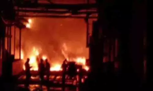 Virudhunagar पटाखा गोदाम में विस्फोट से आग लग गई Virudhunagar पटाखा गोदाम में विस्फोट से आग लग गई