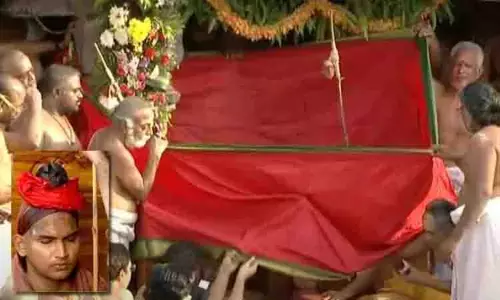 ऋग्वैदिक विद्वान सत्य चन्द्रशेखरेन्द्र का Kanchi Kamakoti पीठम के कनिष्ठ पुजारी के रूप में अभिषेक किया ऋग्वैदिक विद्वान सत्य चन्द्रशेखरेन्द्र का Kanchi Kamakoti पीठम के कनिष्ठ पुजारी के रूप में अभिषेक किया