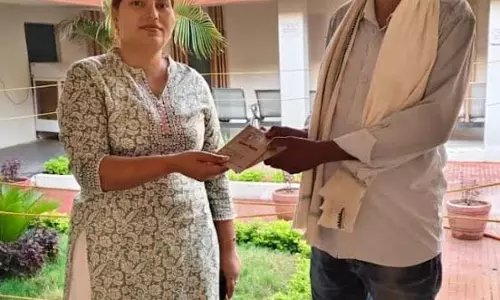 सुशासन तिहार में डूमरपाली के महेश राम को मिला किसान किताब सुशासन तिहार में डूमरपाली के महेश राम को मिला किसान किताब