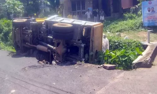 काले पत्थर ले जा रहा एक टिपर ट्रक खड्ड में पलट गया काले पत्थर ले जा रहा एक टिपर ट्रक खड्ड में पलट गया
