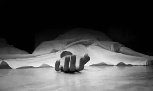 छत बनाने के काम के दौरान मजदूर की मौत: पिता ने ठेकेदारों और पुलिस पर जताया गुस्सा