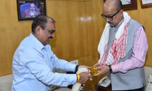 राज्यपाल डेका से हेमचंद यादव विश्वविद्यालय के कुलपति ने की भेंट