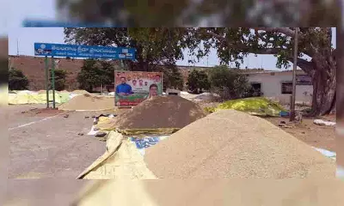Karimnagar में ग्रामीण खेल के मैदान धान खरीद केंद्र बने Karimnagar में ग्रामीण खेल के मैदान धान खरीद केंद्र बने