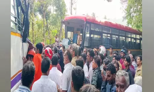 कर्नाटक परिवहन और पर्यटक बसों की टक्कर में 47 लोग घायल