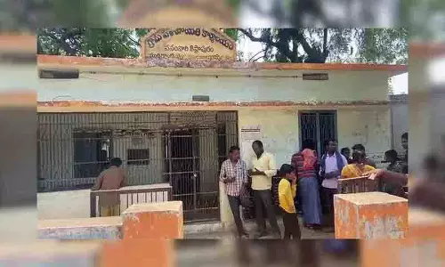 Telangana: अनियमितताओं को लेकर ग्रामीणों ने ग्राम पंचायत अधिकारियों को बंधक बनाया Telangana: अनियमितताओं को लेकर ग्रामीणों ने ग्राम पंचायत अधिकारियों को बंधक बनाया