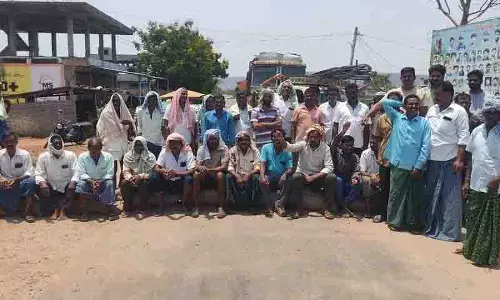 Telangana: किसानों ने किया ‘रास्ता रोको’ प्रदर्शन, चावल मिल मालिकों के खिलाफ कार्रवाई की मांग Telangana: किसानों ने किया ‘रास्ता रोको’ प्रदर्शन, चावल मिल मालिकों के खिलाफ कार्रवाई की मांग
