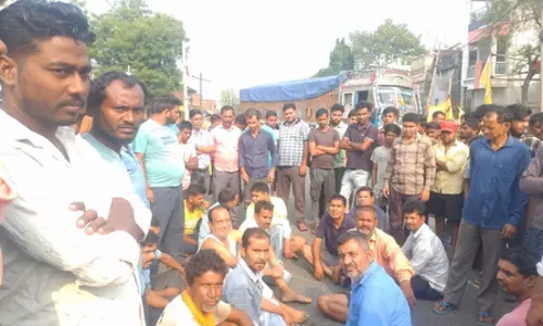 युवक की धारदार हथियार से हत्या, विरोध में सड़क पर उतरे लोग, दोस्त संदेह के घेरे में